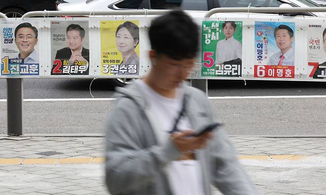 강서구청장 보궐선거를 사흘 앞둔 8일 서울 강서구 등촌사거리에 후보 벽보가 붙어 있다. 연합뉴스