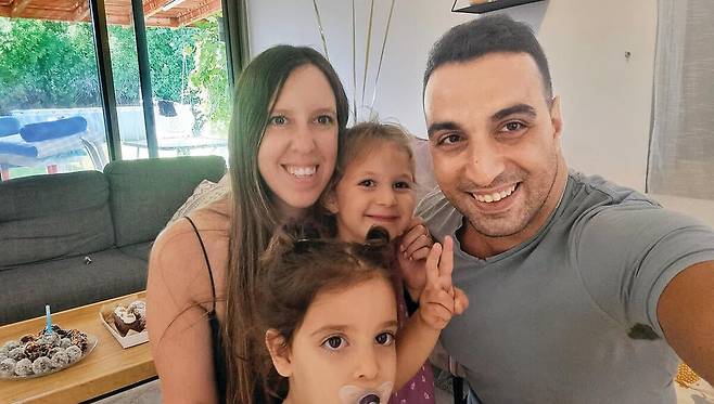 이스라엘 중부 지역에 사는 요니 애셔(오른쪽)는 자신의 아내 도론(왼쪽)과 두 사람의 딸들인 라즈(가운데 앞쪽), 아비브(가운데 뒤쪽)가 가 장모님과 함께 하마스 무장세력에 납치됐다고 밝혔다.