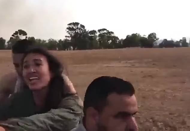 노아 아르가마니(가운데)로 알려진 이스라엘 여성이 하마스 무장세력에 납치되고 있다. / 사진=엑스