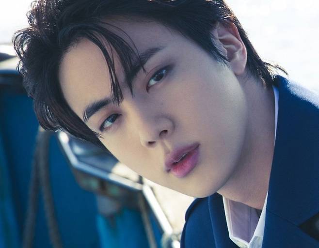 "방탄소년단 진, 인형 제조사가 뽑은 최고 조각 같은 외모"..115만 팔로워 서울여행 가이드 계정