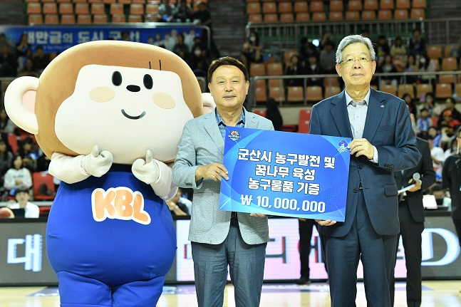 김희옥 KBL 총재(맨 오른쪽)가 8일 군산 월명체육관에서 열리는 KBL 컵대회를 앞두고 강임준 군산시장에게 꿈나무 육성을 위한 물품 기증을 하고 있다. /사진=KBL 제공