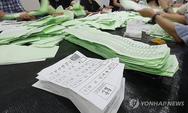 투명한 총선 위해 '개표 실습' [연합뉴스 자료사진]