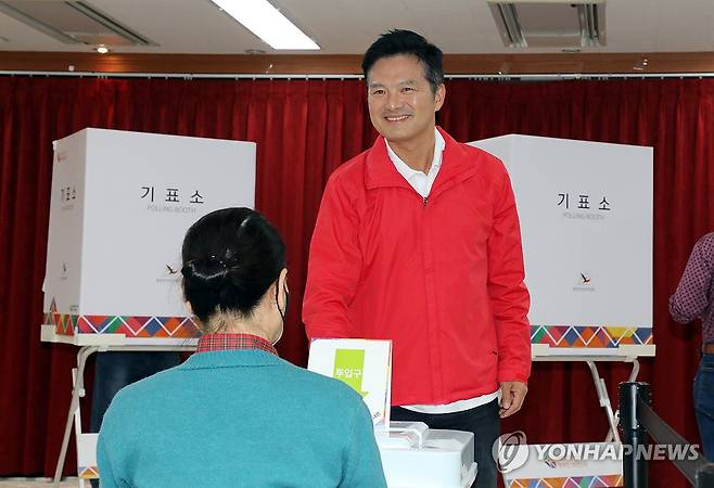 사전투표 하는 국민의힘 김태우 후보 (서울=연합뉴스) 배재만 기자 = 서울 강서구청장 보궐선거 국민의힘 김태우 후보가 6일 오후 서울 강서구 발산1동 주민센터에 마련된 발산제1사전투표소에서 투표하고 있다. 2023.10.6 scoop@yna.co.kr