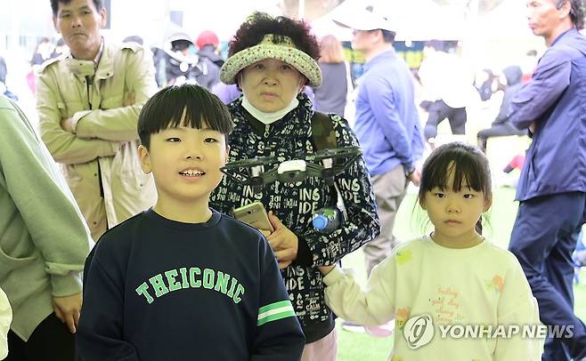 드론의 세계 즐기는 어린이들 [남원시 제공. 재판매 및 DB 금지]