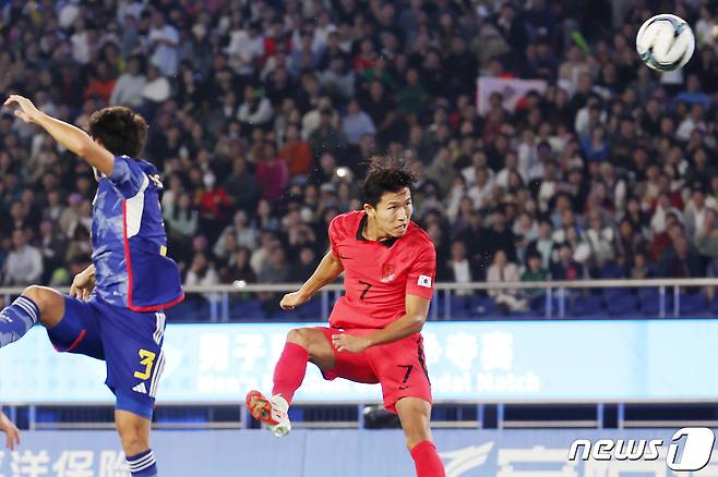 7일 오후 중국 항저우 황룽 스포츠센터 스타디움에서 열린 2022 항저우 아시안게임 남자 축구 대한민국과 일본의 결승전에서 대한민국 정우영이 만회골을 터뜨리고 있다. 2023.10.7/뉴스1 ⓒ News1 민경석 기자