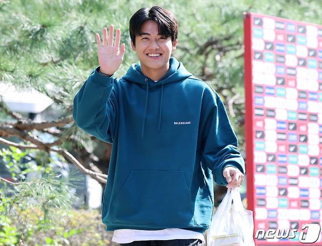 대한민국 축구 국가대표팀 설영우가 9일 오후 오는 13일 튀니지 전과 17일 베트남 전을 앞두고 소집 훈련을 위해 경기도 파주 축구국가대표트레이닝센터(NFC)로 들어서며 미소를 짓고 있다. 2023.10.9/뉴스1 ⓒ News1 김진환 기자