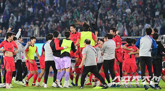 7일 중국 항저우 황룽스포츠센터스타디움에서 대한민국 축구대표팀과 일본의 항저우아시안게임 남자축구 결승전이 열렸다. 축구대표팀이 일본에 2-1 승리하며 금메달을 차지했다. 승리의 기쁨을 만끽하고 있는 선수들. 항저우(중국)=송정헌 기자songs@sportschosun.com/2023.10.07/