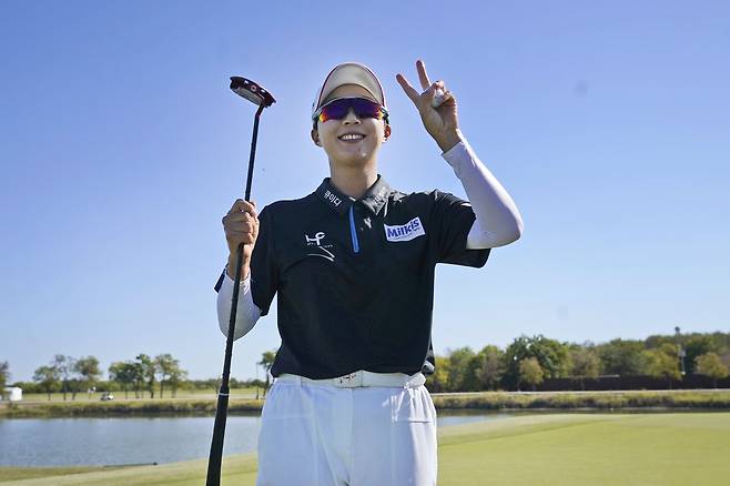 김효주가 9일 미국 텍사스주 올드 아메리칸 골프클럽에서 어센던트 LPGA 우승을 차지하고 기뻐하고 있다./AP 연합뉴스