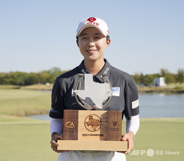 2023년 미국여자프로골프(LPGA) 투어 어센던트 LPGA 베너피팅 볼런티어스 오브 아메리카 대회 우승을 차지한 김효주 프로가 우승 트로피를 들고 있는 모습이다. 사진제공=ⓒAFPBBNews = News1