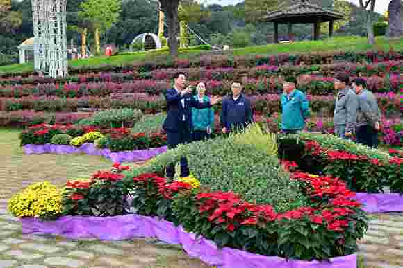 김한종 장성군수(왼쪽 첫번째)가 관계 공무원들에게  축제현장 점검을 지시 하고 있다. [사진=장성군]