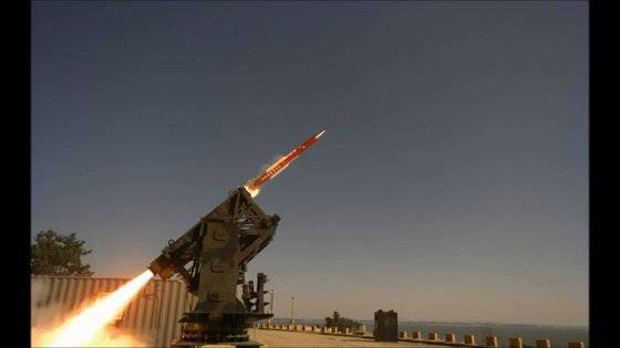 북한의 장사정포 공격에 대응하기 위한 한국형 아이언돔 LAMD 요격 체계를 개발중이다. 국방부는 LAMD 요격체 시험 발사에 성공한 이후 당초 2030년이었던 전력화 시점을 2027년으로 앞당길 예정이다. 국방부 동영상 캡처