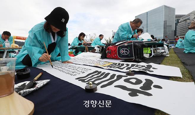 대회 참가자들이 붓글씨를 쓰고 있다.