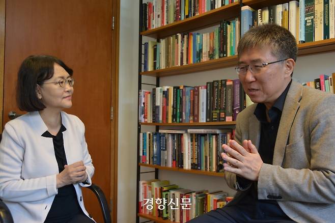 장하준 런던대 교수(오른쪽)와 신경아 한림대 교수가 지난 6일(현지시간) 장 교수의 런던대 연구실에서 인터뷰를 하고 있다. 신경아 교수 제공