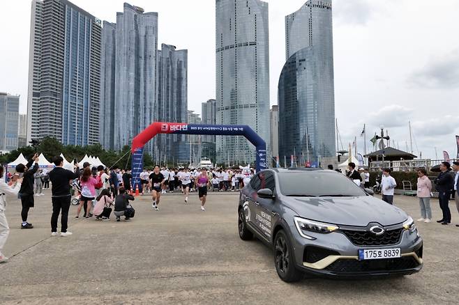 8일 부산 해운대구 수영만요트경기장에서 열린 ‘바다런’ 2023 공정주간 캠페인 5km 마라톤 대회에 부산공장에서 생산해 전세계 수출 중인 르노코리아 XM3 E-TECH 하이브리드가 선두 차량으로 나섰다. /사진제공=르노코리아자동차