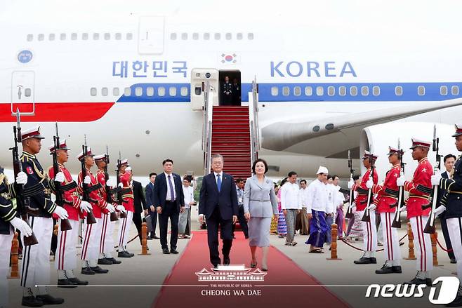 문재인 대통령과 부인 김정숙 여사가 3일 오전 (현지시간) 동남아 3개국 순방 두 번째 국가인 미얀마 수도 네피도 국제공항에 도착, 환영을 받고 있다. (청와대 페이스북) 2019.9.3/뉴스1