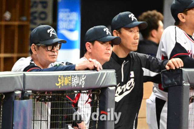 2023년 9월 26일 오후 서울 고척스카이돔에서 항저우 아시안게임 야구대표팀과 상무의 연습 경기가 열렸다. 대표팀 류중일 감독이 경기를 지켜보고 있다./마이데일리