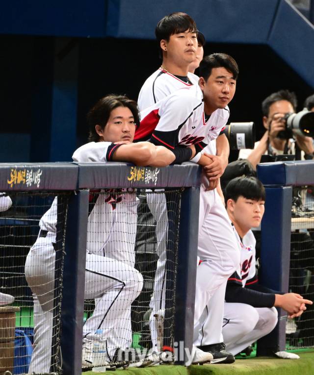 2023년 9월 26일 오후 서울 고척스카이돔에서 항저우 아시안게임 야구대표팀과 상무의 연습 경기가 열렸다. 대표팀 투수들이 경기를 지켜보고 있다./마이데일리