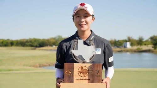 우승 트로피를 들포 포즈를 취한 김효주. [사진=LPGA]