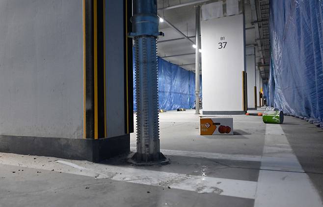 경기도 파주의 한 아파트 지하주차장에 천장이 붕괴되지 않도록 철골 보강공사가 진행중이다. 이 아파트는 무량판 방식의 331개 기둥에서 12개 철근이 누락된 것으로 국토부 조사 결과 밝혀졌다. 이상섭 기자