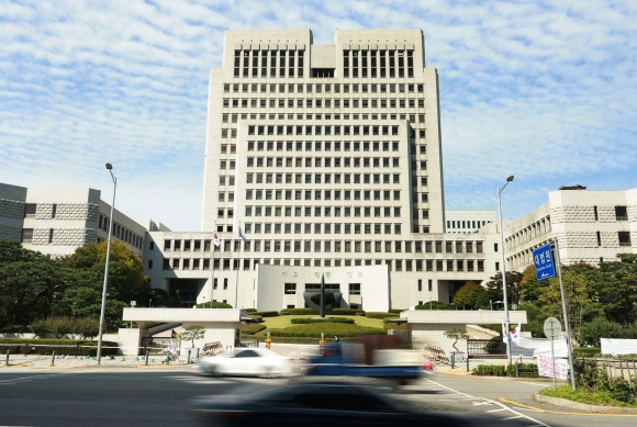 이균용 대법원장 후보자 국회 인준표결 부결 …사법부 수장 공백 장기화 가능성 - 이균용 대법원장 후보자에 대한 임명동의안이 지난 6일 국회 본회의에서 부결됐다. 이는 1988년 정기승 대법원장 후보자 낙마 이후 두 번째 사례로, 35년 만의 대법원장 공백 사태를 맞게 됐다. 사진은 서울 서초구 대법원의 모습. 2023.10.6