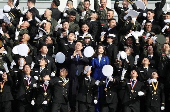 윤석열 대통령과 김건희 여사가 지난 3월10일 오후 경남 창원시 진해구 해군사관학교에서 열린 ‘제77기 졸업 및 임관식’에 참석해 신임 장교들이 모자들 던지며 환호하는 모습을 지켜보고 있다. 사진 제공=대통령실