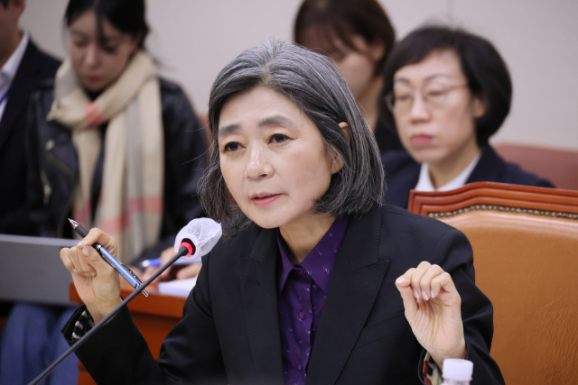 여성가족부 장관 후보자가 5일 국회에서 열린 인사청문회에서 의원 질의에 답변하고 있다. 연합뉴스