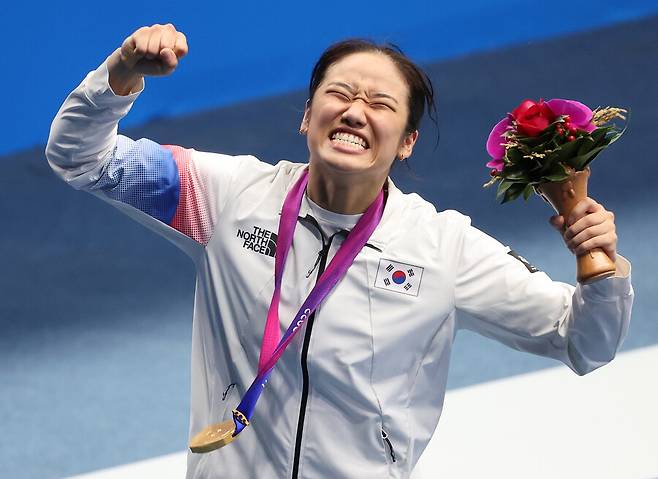 ▲ 2022 항저우 아시안게임 배드민턴 여자 단식에서 금메달을 목에 건 뒤 환호하는 안세영 ⓒ연합뉴스