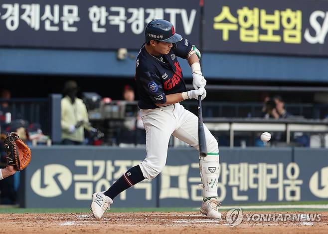 1타점 추가하는 윤동희 (서울=연합뉴스) 김성민 기자 = 9일 오후 서울 잠실야구장에서 열린 2023 프로야구 롯데 자이언츠와 LG 트윈스의 경기. 6회초 2사 3루 롯데 윤동희가 1타점 적시타를 치고 있다. 2023.10.9 ksm7976@yna.co.kr