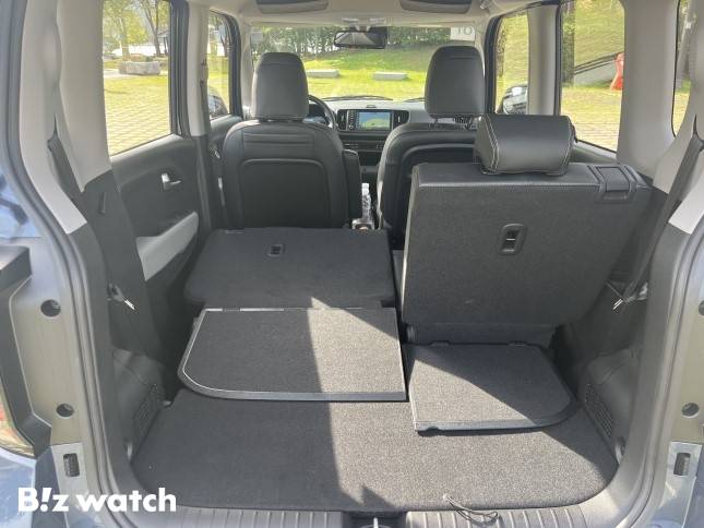 2열 시트를 접고 트렁크 공간을 확보해봤다. 170cm 안팎의 성인이 누우면 발이 밖으로 빠져나온다. 대신 앉았을 때는 헤드룸 등에 여유가 있다./사진=정민주기자