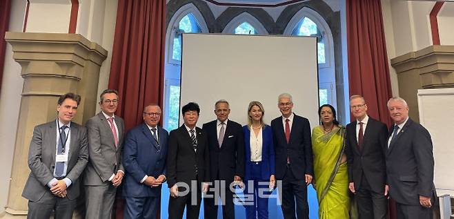 독일 본에서 개최된 15차 국제라이파이젠연맹(IRU) 연차총회에서 김윤식 신협중앙회장(왼쪽 네 번째)이 새로 선출된 IRU 이사들과 기념촬영을 하고 있다. (사진=신협중앙회)