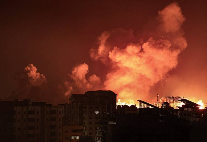 이스라엘군 폭격으로 팔레스타인 가자지구에서 불길이 솟아오르고 있다.(사진=AFP)