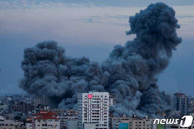 이스라엘 포격으로 포연에 휩싸인 가자 지구 시가지. 2023.10.9 ⓒ 로이터=뉴스1 ⓒ News1 우동명 기자