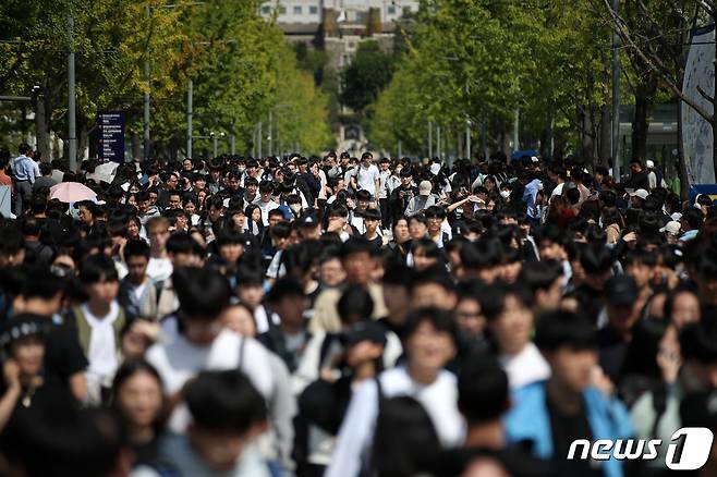 서울 서대문구 연세대학교 신촌캠퍼스에서 2024학년도 수시모집 논술고사를 마친 수험생들이 학교를 나서고 있다. (사진은 기사 내용과 무관함) / 뉴스1 ⓒ News1 이승배 기자