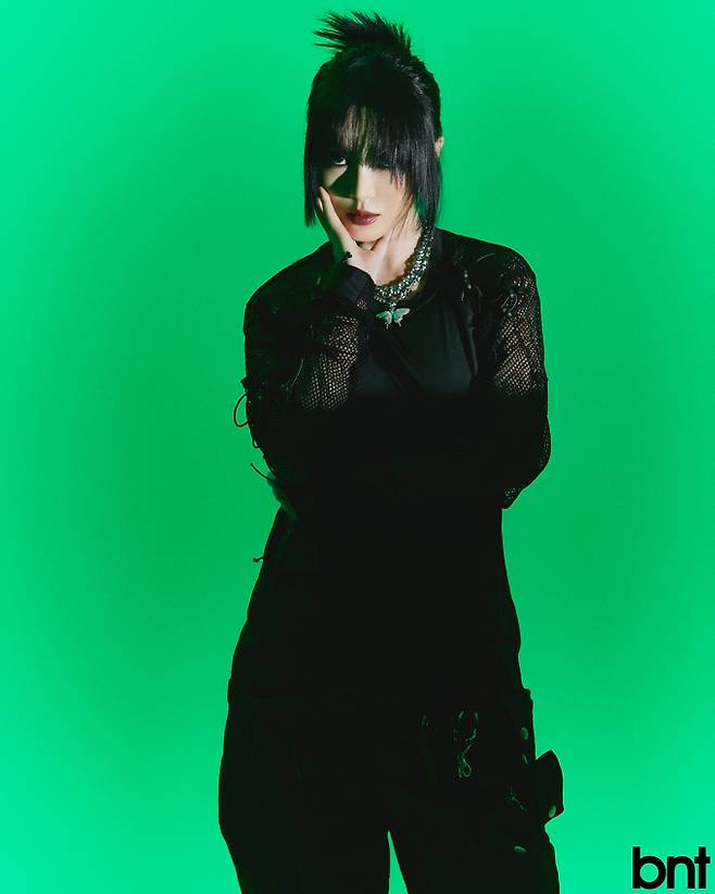 셋업은 Assemble station X ohtnyc, 네크리스는 ohtnyc 제품.