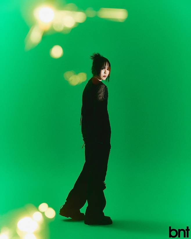 셋업은 Assemble station X ohtnyc, 네크리스는 ohtnyc 제품.