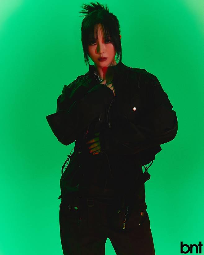 셋업은 Assemble station X ohtnyc, 네크리스는 ohtnyc 제품.