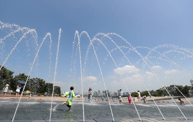 낮 기온이 최고 31도까지 오르며 늦더위가 이어지고 있는 지난달 9일 서울 여의도 한강공원 물빛광장을 찾은 아이들이 더위를 식히고 있다./뉴스1