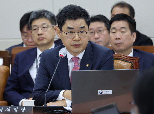 김창기 국세청장이 10일 국회 기획재정위원회 국정감사에서 답변하고 있다. 사진=연합뉴스