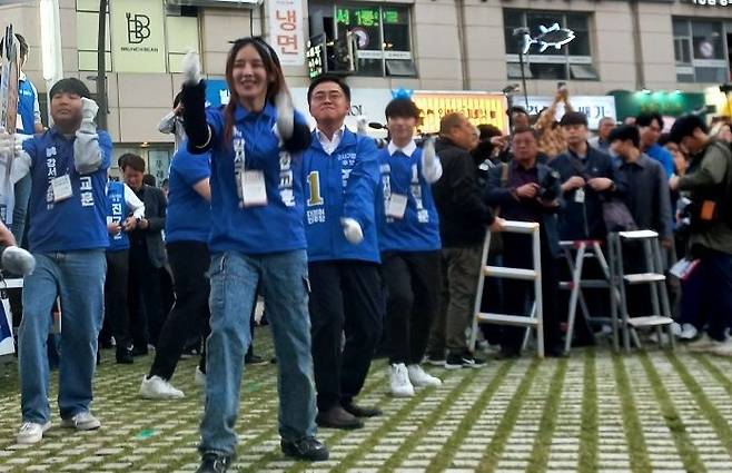 진교훈 더불어민주당 강서구청장 보궐선거 후보가 9일 오후 서울 강서구 발산역 인근 공원에서 열린 집중유세에 앞서 유세송에 맞춰 율동을 선보이고 있다. ⓒ 데일리안 김은지 기자