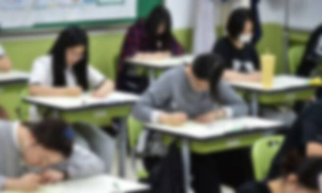 2024학년도 대학수학능력시험 9월 모의평가가 실시된 지난 6일 한 고등학교에서 고3 수험생들이 배부받은 답안지를 작성하고 있다.ⓒ뉴시스