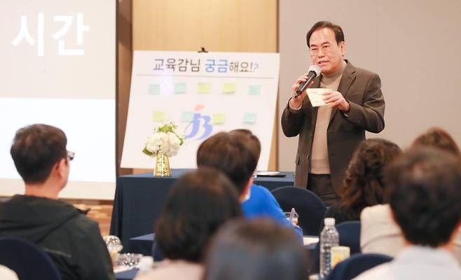 서거석 전북교육감이 10일 전주 라한호텔에서 학교 공무원들을 만나 대화 시간을 가졌다. 전북교육청 제공