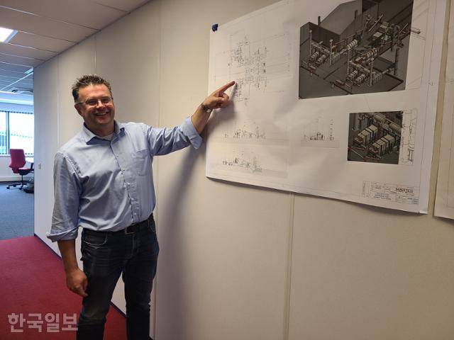 지난 8월 30일(현지시간) 네덜란드 기술기업 마비텍의 마코 판휴먼 최고경영자가 자사가 개발한 가축분뇨처리 시스템의 설계도를 가리키고 있다. 헤이르휘호바르트=윤현종 기자