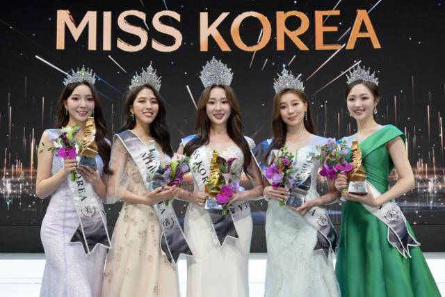 10일 서울 강남구 코엑스 오디토리움에서 열린 2023 미스코리아 선발대회 본선에서 왕관을 머리에 쓴 미 정다연(왼쪽부터), 선 김지성, 진 최채원, 선 정규리, 미 조수빈 씨가 환하게 웃으며 기념촬영을 하고 있다. 윤서영 인턴기자