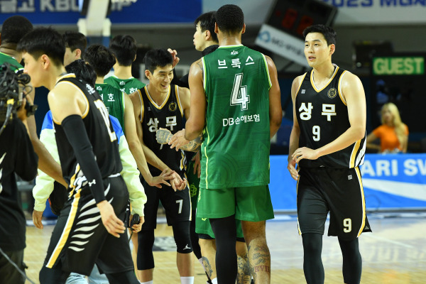 원주 DB와 상무 선수들이 10일 KBL 컵경기를 마치고 인사를 나누고 있다. 사진=KBL