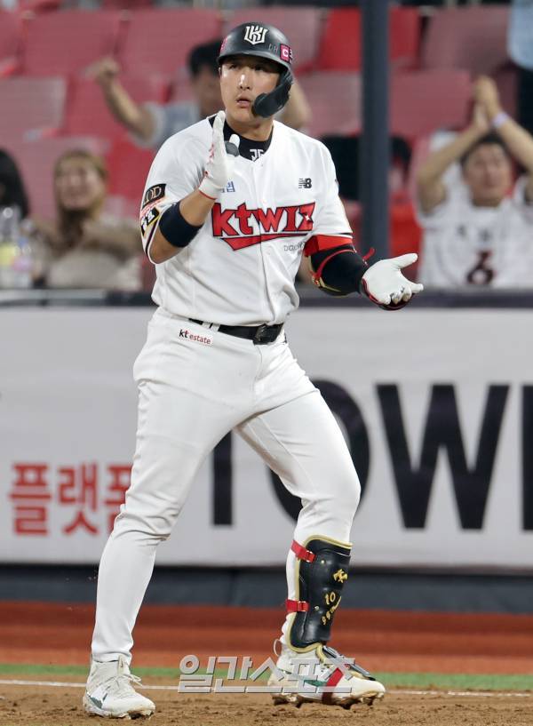 2023 KBO리그 KIA 타이거즈와 kt 위즈의 더블헤더 2차전 경기가 4일 오후 수원 kt위즈파크에서 열렸다. kt 황재균이 3회 1타점 적시타를 날리고 기뻐하고있다. 수원=정시종 기자 capa@edaily.co.kr /2023.10.04.