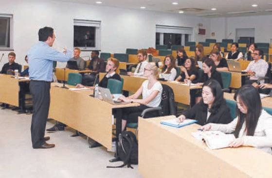 이화여대 경영전문대학원은 세계경영대학협회에서 3회 연속 경영 교육 인증을 받았다. 여성리더십, 동기부여, 소비자 행동, 아트&럭셔리 비즈니스 분야에 경쟁력 있는 커리큘럼을 갖추고 있으며, 특색 있는 세 가지 과정을 운영한다. [사진 이화여대]