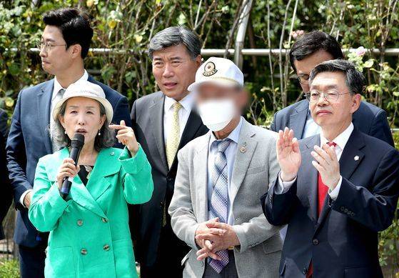 북한으로 끌려가 수년간 강제노역을 하고 탈북한 국군포로 故 한재복씨(가운데)와 박선영 물망초 이사장, 변호인단이 지난 2020년 7일 서울중앙지방법원 앞에서 북한과 김정은 국무위원장을 상대로 낸 손해배상 청구 소송 승소 기자회견을 하고 있다. 서울중앙지법 민사47단독 김영아 판사는 이날 한씨 등이 북한과 김 위원장을 상대로 낸 손해배상 소송에서 "피고들은 공동해 한씨와 노씨에게 각각 2100만원씩 지급하라"며 원고 승소로 판결했다. 뉴스1