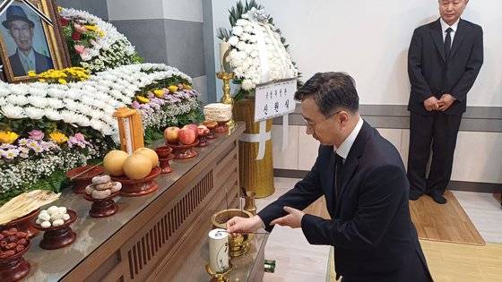 신범철 국방부차관이 8일 오후 경기도 안산시 한도병원장례식장에 마련된 탈북 국군포로 고 한병수씨 빈소를 찾아 조문하고 있다. 사진 국방부