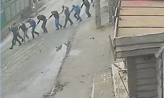 한 건물에서 줄지어 나오는 민간인들. 폴리악 NYT 기자는 이들이 '부차 학살'로 희생된 우크라이나 국민이란 사실을 확인 보도했다. 사진 GIJN