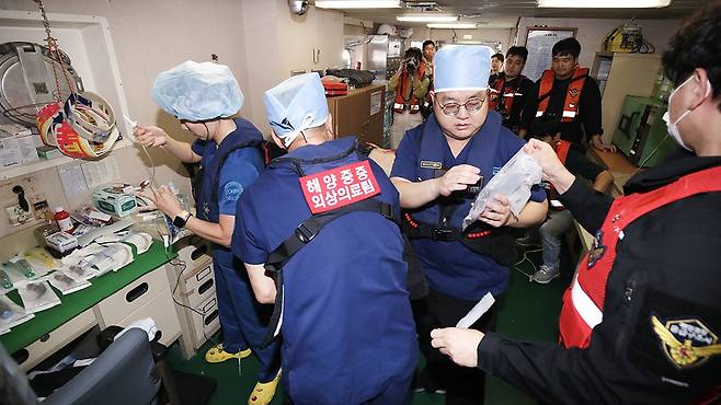 제주한라병원 권역외상센터 의료진들이 '(가칭) 해양외상의료지원팀' 훈련에서 모의 긴급 수술 준비를 하고 있다. 뉴스1